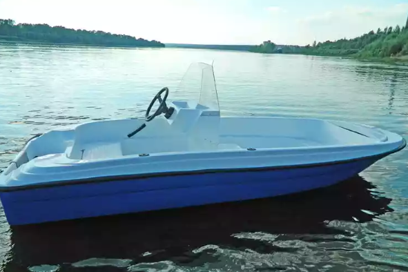 Стеклопластиковая лодка Пингвин с консолью (тримаран) в Оренбурге