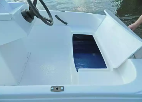 Стеклопластиковая лодка Пингвин с консолью (тримаран) в Оренбурге