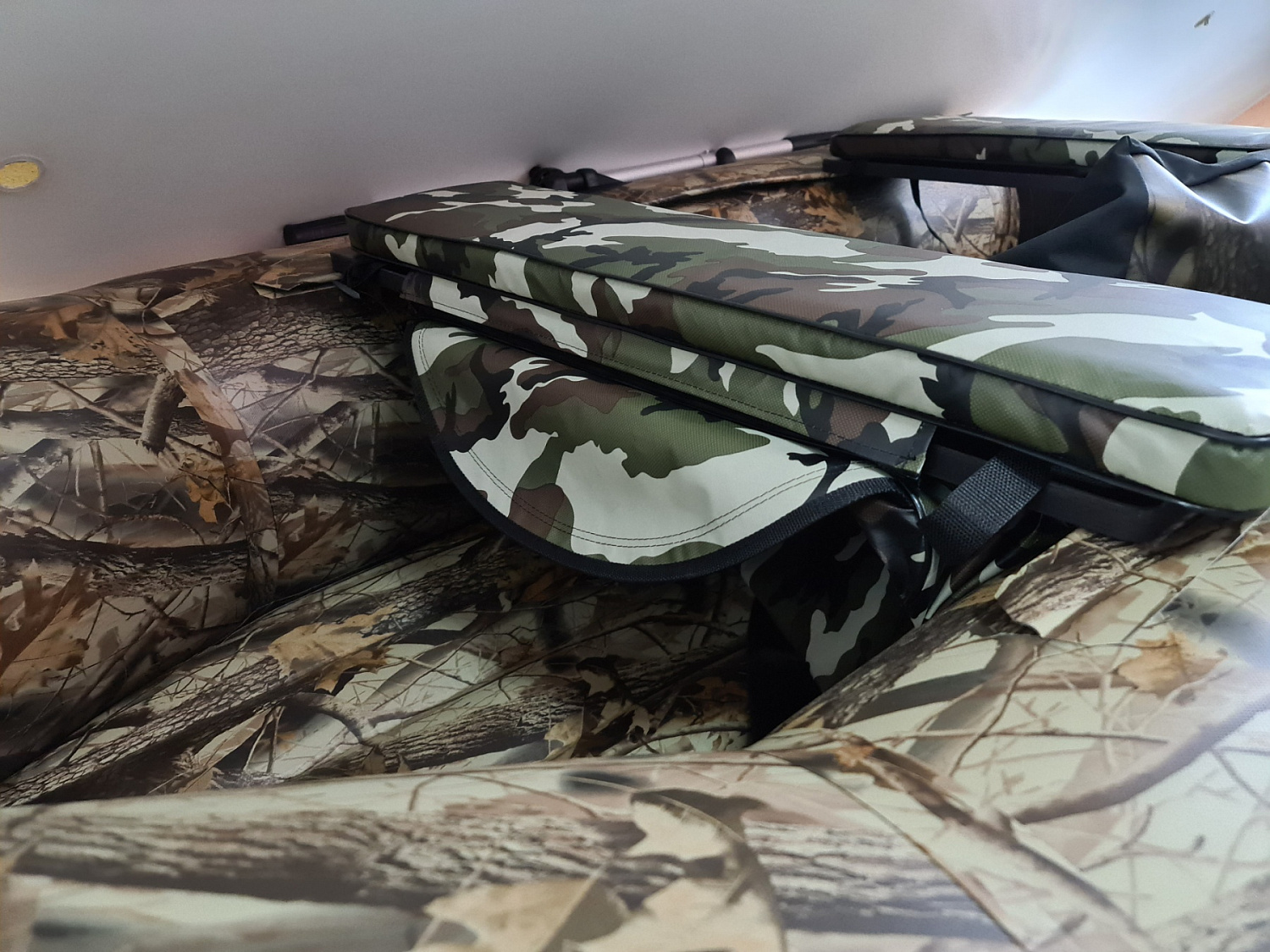 КОМПЛЕКТ МЯГКИХ НАКЛАДОК С СУМКОЙ ДЛЯ ЛОДОК 105Х20 КАМУФЛЯЖ в Оренбурге